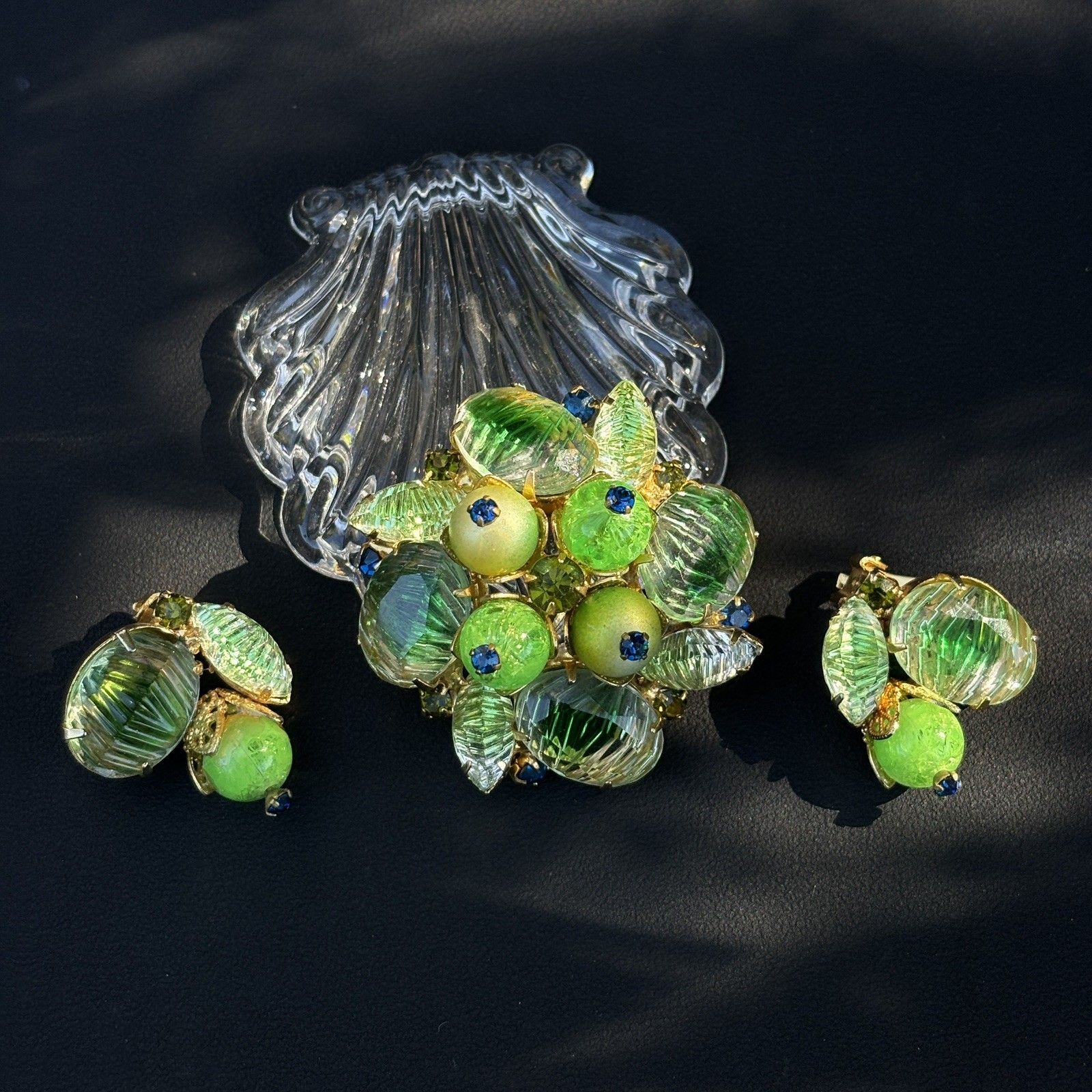 Vtg Green Ribbed Givre Glass Fruit Cluster Juliana D&E Brooch & Earrings Set